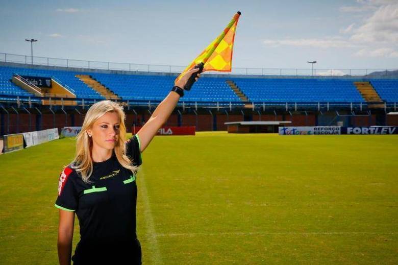 Após causar polêmica ao errar marcar um impedimento inexistente do Cruzeiro no clássico contra o Atlético-MG, no último fim de semana, a bandeirinha Fernanda Colombo ganhou o apoio do seu chefe, o presidente da comissão de arbitragem da Federação Catarinense de Futebol, Luiz Claudio Espindola Gonçalves: — A Fernanda está pagando por ser bonita. Se fosse feinha, ninguém falava dela deste jeito, nem iria misturar erros que acontecem com o fato dela ser bonita