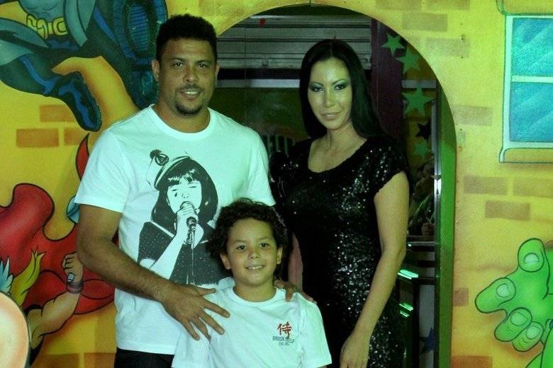 RonaldoEm 2010, Ronaldo assumiu publicamente a paternidade de Alex. Na época, o menino tinha cinco anos. O garoto é fruto do relacionamento do ex-craque com a esteticista Michele Umezu. Quando a polêmica teve início, Ronaldo estava casado com Bia Antony e já era pai das meninas, Maria Sofia e Maria Alice. Ele também é pai de Ronald, do relacionamento com Milene Domingues 