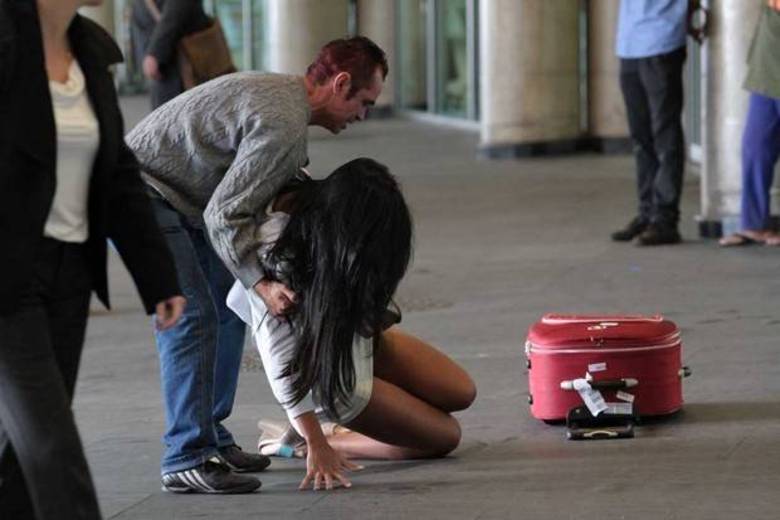 Agora é a vez de se divertir com Lorena Bueri, a Gata do Paulistão 2012. A morena levou um tombaço daqueles no aeroporto de Congonhas, em São Paulo. Ela andava toda bonitona pelo local e com um baita de um saltão quando se desequilibrou e ... ploft! Deu com a cara 'na chón'!