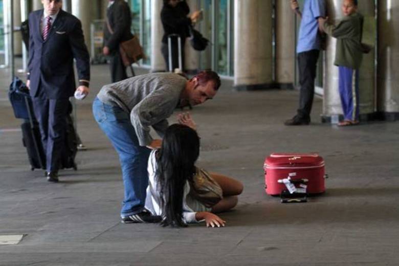 A sorte de Lorena foi ter encontrado um simpático rapaz que a ajudou a se levantar A sorte de Lorena foi ter encontrado um simpático rapaz que a ajudou a se levantar