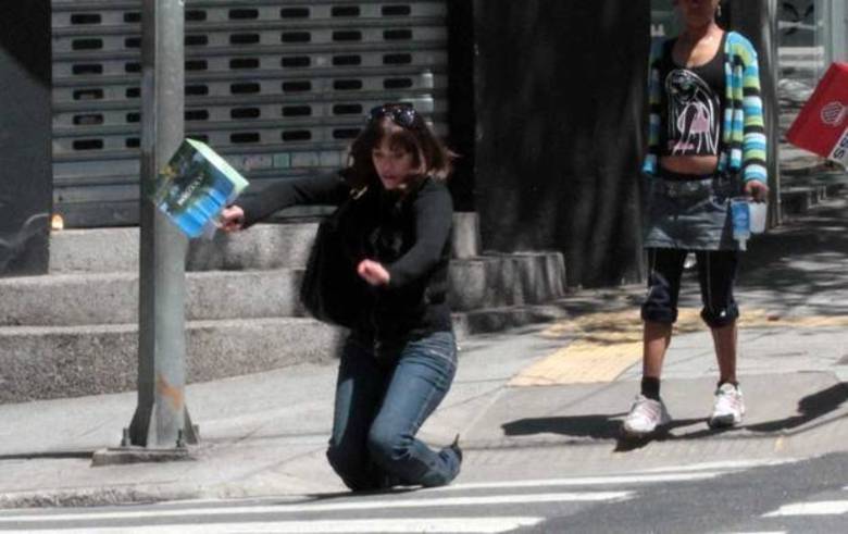 Em 2011, Yasmin Mitri (apontada como affair de Richie Sambora, guitarrista da banda Bon Jovi) andava tranquilamente pelo bairro dos Jardins, em São Paulo. Ela vinha toda feliz quando se espatifou sobre a faixa de pedestres em plena luz do sol