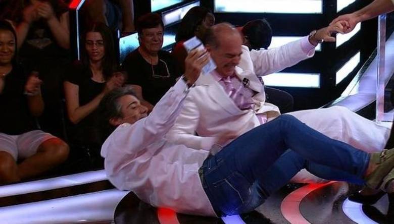 João Kleber e Marcelo de Carvalho caíram no chão em gravação do programa Mega Senha
