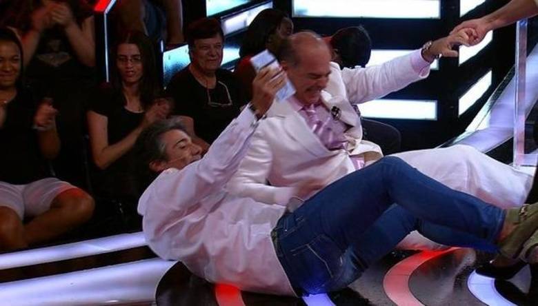 João Kleber e Marcelo de Carvalho caíram no chão em gravação do programa Mega Senha João Kleber e Marcelo de Carvalho caíram no chão em gravação do programa Mega Senha