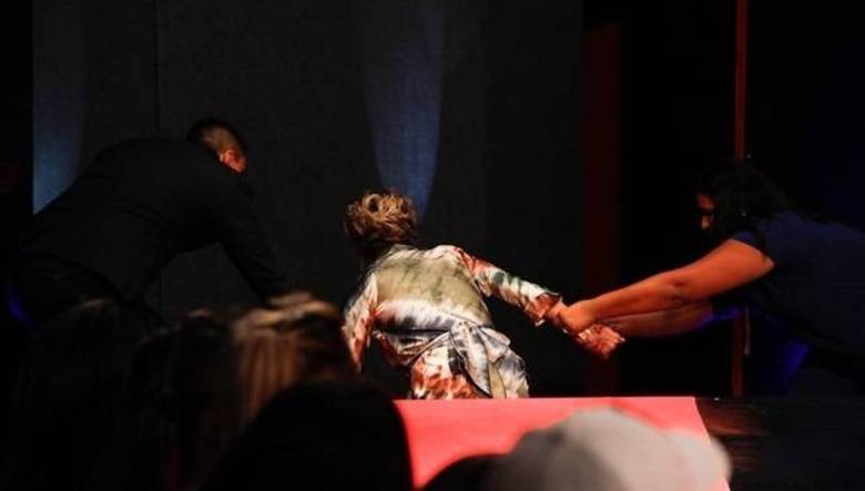 ...ao descer do palco, ela  só não se espatifou no chão porque dois seguranças a agarraram pelos braços