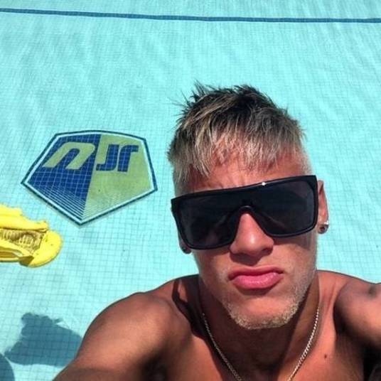E com tanto dinheiro, Neymar não economiza para morar bem! O craque do Barcelona mora em uma mansão na cidade da Catalunha