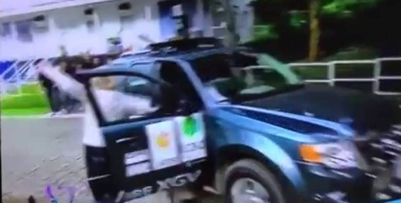 Ana Maria Braga tomou um susto daqueles. Apresentadora ia mostrar um carro que se move sozinho. Quando foram iniciar os testes, o veículo andou de ré e foi para cima da apresentadora Ana Maria Braga tomou um susto daqueles. Apresentadora ia mostrar um carro que se move sozinho. Quando foram iniciar os testes, o veículo andou de ré e foi para cima da apresentadora