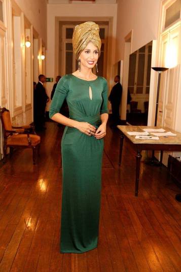 Camila usou um vestido verde e combinou o modelo com um poderoso turbante dourado 