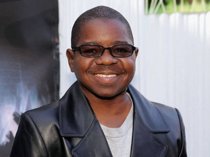 Gary Coleman Gary Coleman fez muito sucesso nos anos 1980 quando protagonizou a série Arnold e teve seu próprio desenho animado, The Gary Coleman Show. Ele tinha uma disfunção renal que o impossibilitou de crescer, por isso, sempre teve aparência de jovem e era muito pequeno. O ator morreu em maio de 2010, aos 42 anos