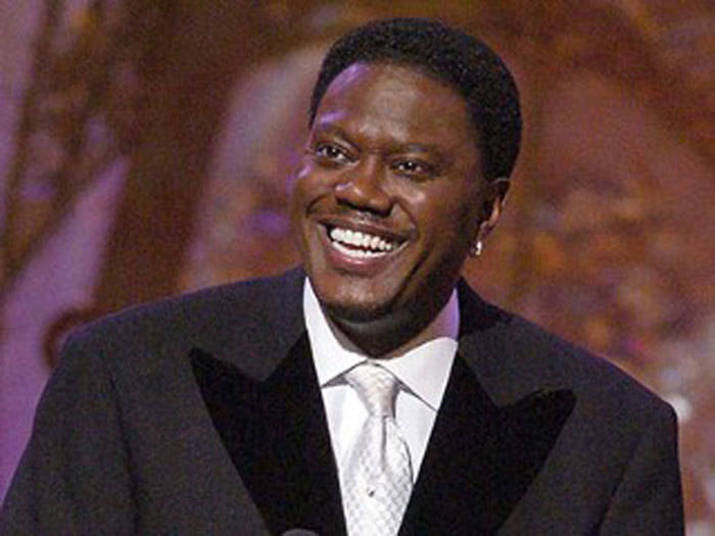 Bernie Mac Por conta de complicações de uma pneumonia, o ator Bernie Mac morreu em 2008, aos 50 anos. Ele ficou famoso por seus papéis cômicos em filmes como As Panteras Detonando (2003), Onze Homens e um Segredo (2001) e Transformers (2007). Bernie Mac anunciou, em 2005, que tinha sarcoidose, uma doença autoimune que afeta os pulmões