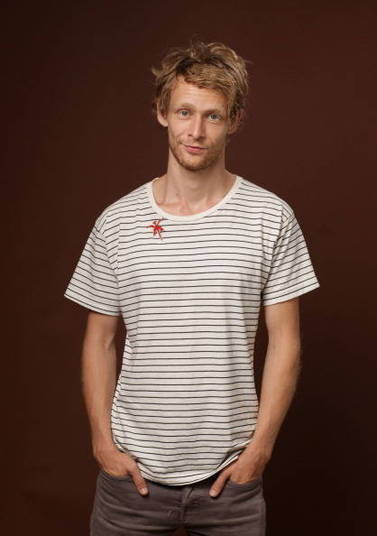 Johnny LewisO ator Johnny Lewis se suicidou em 2012, aos 28 anos, ao se jogar do telhado de onde morava. Antes de se suicidar, Lewis matou uma senhora de 81 anos. Alguns filmes que Lewis participou foram The Runaways (2010), Alien vs Predador 2 (2004) e Na Trilha da Fama (2004)