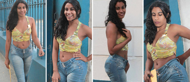 Patrícia Alves, de 23 anos, prestou depoimento pela primeira vez nesta sexta-feira (16) sobre as orgias que participou com policiais militares dentro de UPPs (Unidades de Polícia Pacificadora) em favelas no Rio. Na chegada à 1ª DPMJ (Delegacia de Polícia Militar Judiciária), no Méier, na zona norte, ela demonstrou bom humor e aproveitou a presença de um fotógrafo para fazer poses