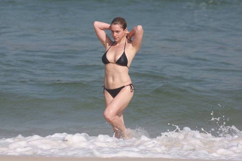 Letícia Spiller aproveita dia de sol para curtir a praia da Barra da Tijuca, no Rio