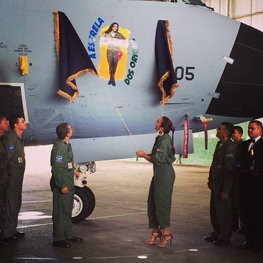 Na cerimônia, que aconteceu no sábado (17) na Base Aérea, Ivete inaugurou uma pintura estilizada no nariz da aeronave