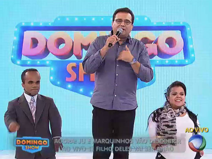 </p><br />
<p>Desde que foi anunciada a gravidez de Juliana, a mulher do<br /><br />
Anão Marquinhos, o Brasil só queria saber se o bebê era anão ou não. E o suspense chegou ao fim neste domingo (18), o Domingo Show revelou que o bebê do casal mais querido do pais também vai ser anão. Após o anúncio do resultado do exame, o R7 marcou presença nos bastidores da atração para falar com Juliana sobre a revelação do nanismoTexto: Péterson Neves/R7+ Aproveite e confira as matérias do programa Domingo Show+ Já curtiu a página do Domingo Show no Facebook? É só clicar!+ Siga o Domingo Show no Twitter e receba todas as notícias do programa” width=”437″ height=”327″ /></p>
<p style=