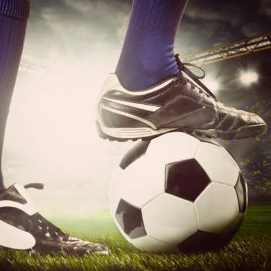 Quem vê os jogadores de futebol fazendo
maravilhas hoje em dia nos campos de todo o mundo nem imagina que, no passado,
esse trabalho era bem mais complicado. Isso porque as chuteiras, que atualmente
são desenhadas e fabricadas de modo a se ajustar perfeitamente aos pés dos
craques, antes eram pesadas e duras, o que dificultava bastante o trabalho dos
atletas. Descubra agora mais sobre esta e outras curiosidades da história das
chuteiras