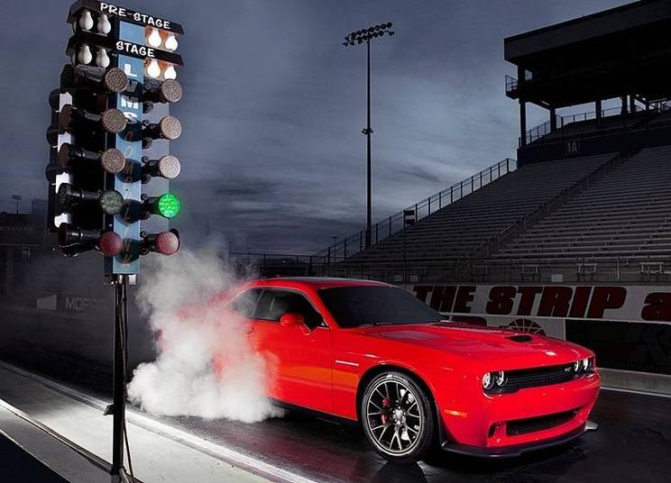 O motorzão pode vir acoplado a um câmbio manual de seis marchas ou um automático inédito, com oito relações. A Dodge ainda não divulgou os números de aceleração, mas esperemos o 0-100 km/h em cerca de 4 segundos