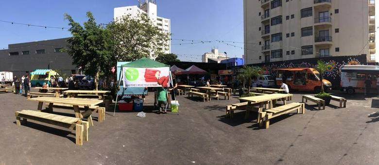 Foto acima mostra como está a montagem do "Butantan Food Park", estacionamento com os furgões de comida em SP