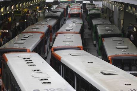 Terminal Lapa, na zona oeste (foto), e Capelinha, na zona sul, estão parados na manhã desta quarta-feira