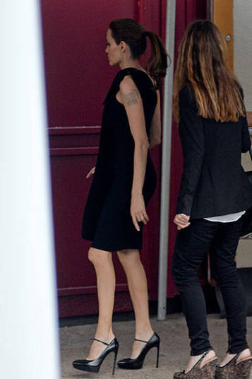 Angelina Jolie ficou conhecida no
mundo do cinema por seus lábios carnudos e corpo volumoso. Mas a atriz não
mostra mais as mesmas curvas que a deixaram famosa. Durante coletiva de imprensa
do filme Malévola, a mulher de Brad Pitt impressionou ao exibir um corpo muito mais magro do que o normal. Segundo informações divulgadas pelo jornal Daily Mail, Angelina estaria pesando atualmente 44 kg, distribuídos em 1,72 m de altura, e estaria fazendo uma dieta baseada em grãos, em que chega a ingerir apenas 600 calorias por dia. Segundo especialistas, a atriz até pode estar saudável, mas não deve servir de parâmetro para quem quer emagrecer
Texto e entrevistas: Andréa
Martinelli, do R7 Angelina Jolie ficou conhecida no
mundo do cinema por seus lábios carnudos e corpo volumoso. Mas a atriz não
mostra mais as mesmas curvas que a deixaram famosa. Durante coletiva de imprensa
do filme Malévola, a mulher de Brad Pitt impressionou ao exibir um corpo muito mais magro do que o normal. Segundo informações divulgadas pelo jornal Daily Mail, Angelina estaria pesando atualmente 44 kg, distribuídos em 1,72 m de altura, e estaria fazendo uma dieta baseada em grãos, em que chega a ingerir apenas 600 calorias por dia. Segundo especialistas, a atriz até pode estar saudável, mas não deve servir de parâmetro para quem quer emagrecer
Texto e entrevistas: Andréa
Martinelli, do R7