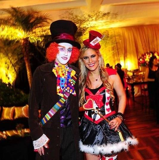 O volante Lucas Leiva preferiu um programa diferente e levou a mulher para uma festa a fantasia. Se a tentativa era não ser reconhecido, o jogador do Liverpool, da Inglaterra, conseguiu