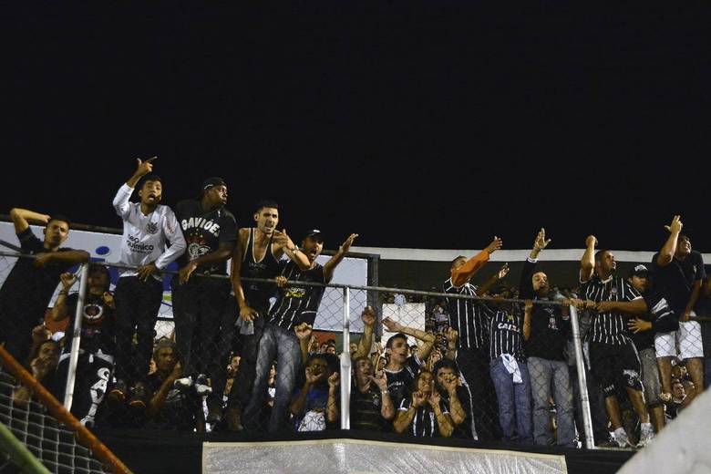 Revoltados, torcedores do Corinthians pedem a saída de Mano Menezes