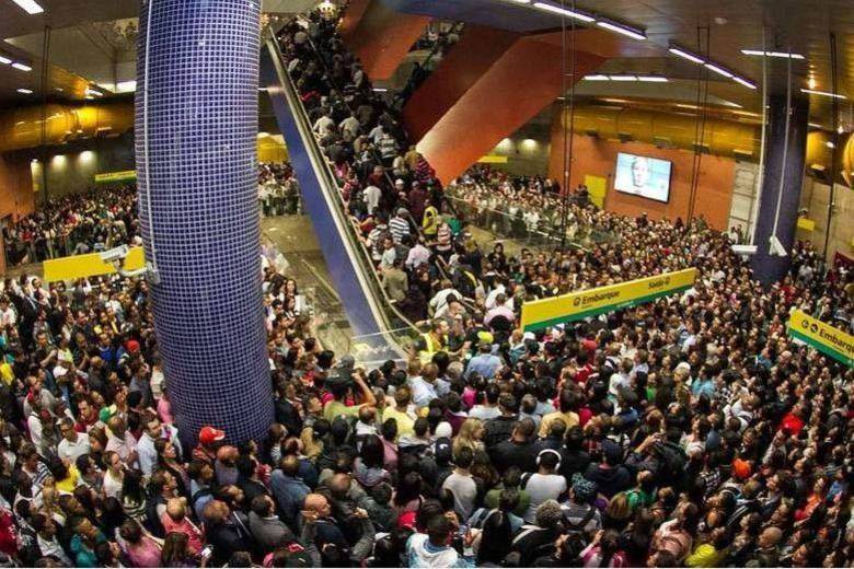 A cidade de São Paulo está vivendo um caos nesta semana com a greve dos rodoviários, que afetou mais de 1 milhão de pessoas na quarta-feira (21). Apesar do fim da greve, anunciado na noite de ontem, a paralisação continua em parte da cidade nesta quinta-feira (22).   Os paulistanos sentem diariamente os efeitos da precariedade de seu transporte público, marcado por ônibus parados no trânsito da cidade e pelo metrô superlotado e sem linhas suficientes.   O R7 comparou a carga de impostos paga pelos brasileiros e pelos cidadãos de outros países com a oferta de metrô nas grandes cidades do mundo. O resultado impressiona. Veja mais nas imagens a seguir