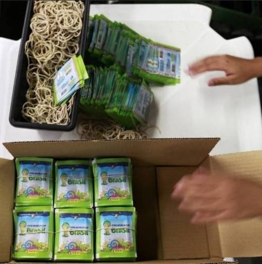 O último passo é separar os pacotinhos e colocá-los em caixas para depois serem distribuídos O último passo é separar os pacotinhos e colocá-los em caixas para depois serem distribuídos