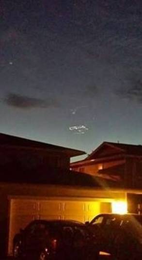 O UFO foi visto e fotografado nesta terça-feira (20) em regiões como Oahu, Maui e Big Island, e outros pontos do Havaí. Ninguém na ilha conseguiu explicar o fenômeno 