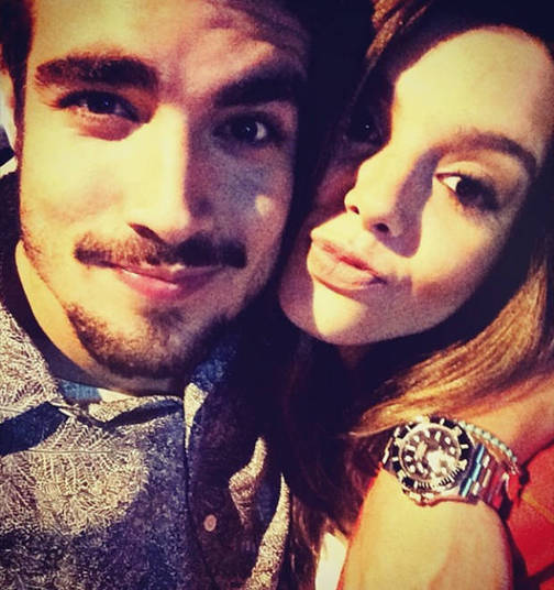 Caio Castro e Giovanna Lancelotti Eles são tão grudados que até surgiram boatos de que rolava um romance, logo desmentidos. Eles têm uma tatuagem juntos, em árabe, que deveria significar 'muso e musa' (apelido carinhoso dos dois) mas, por falta de pesquisa, significa 'eles estão te observando'. O gato até deu um carro de presente para a amiga em seu aniversário Caio Castro e Giovanna Lancelotti Eles são tão grudados que até surgiram boatos de que rolava um romance, logo desmentidos. Eles têm uma tatuagem juntos, em árabe, que deveria significar 'muso e musa' (apelido carinhoso dos dois) mas, por falta de pesquisa, significa 'eles estão te observando'. O gato até deu um carro de presente para a amiga em seu aniversário