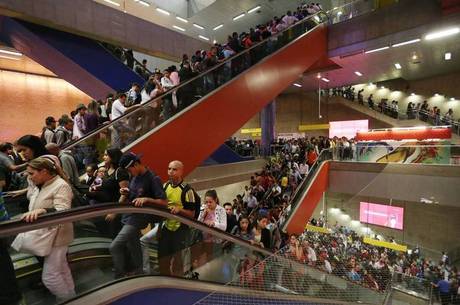 As estações de metrô ficaram mais lotadas com a greve dos ônibus
