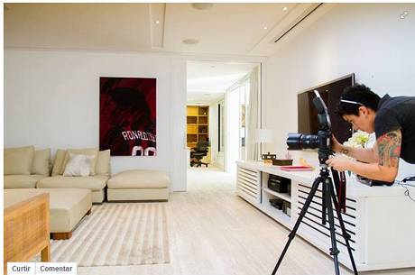 Anúncio no site Airbnb tem foto de uma das salas da mansão