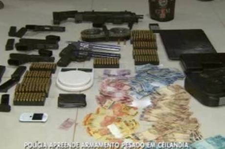 Além de armas, foi apreendido dinheiro