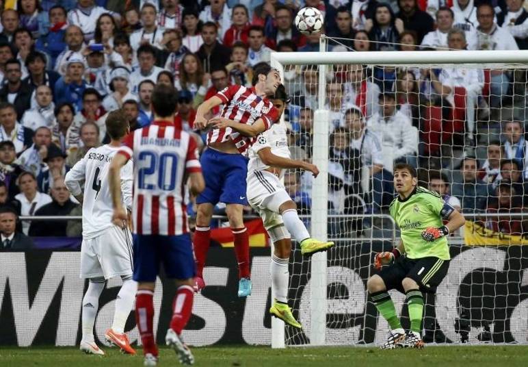 Godín sobe mais que a defesa merengue e marca o gol do Atlético de Madrid