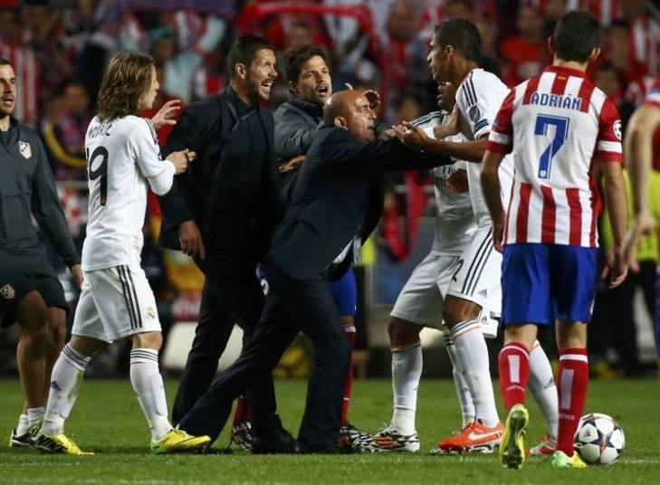 Após o gol de Cristiano Ronaldo, Simeone se envolve em confusão com Varane