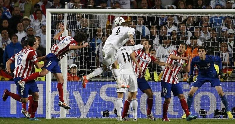 Sergio Ramos, assim como Godín, sobe mais que todos para marcar o gol do Real Madrid