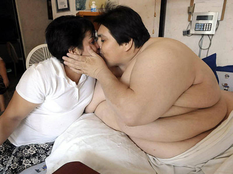 Толстый мужик со стройными телками - порно фото