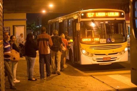 Ônibus circulam com frota reduzida no Rio de Janeiro, devido à paralisação de 24 horas dos rodoviários