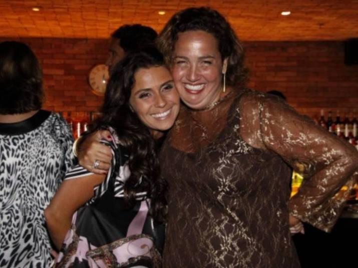 Giovanna Antonelli e Claudia JimenezAs amizade das talentosas atrizes começou no set de filmagem da novela Sete Pecados (2007). A afinidade foi tanta que Cláudia é até madrinha das gêmeas de Antonelli, Sofia e Antônia, de três anos