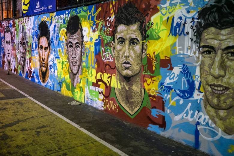 Diversas pinturas pró-Copa estão espalhadas pelo Rio de Janeiro, como o caso desta na comunidade de Tavares Bastos