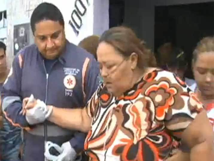 Ao descobrir que estava sendo filmada, ela fingiu passar mal para não ir presa. Veja na reportagem Ao descobrir que estava sendo filmada, ela fingiu passar mal para não ir presa. Veja na reportagem