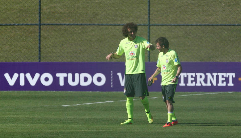 O zagueiro David Luiz teve um tempinho para tirar uma onda com o meia Bernard