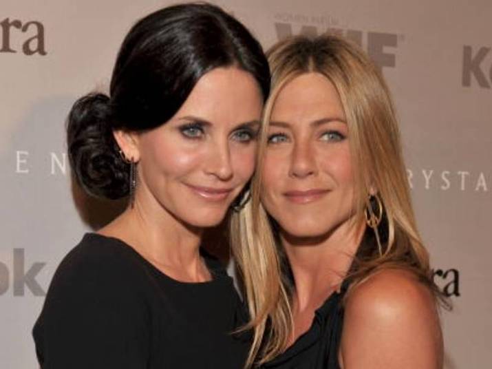 Jennifer Aniston e Courteney CoxAs gatíssimas e eternas Rachel e Mônica de Friends (1994) começaram uma grande amizade na série. Quando Jennifer se separou de Brad, Courteney foi a primeira a oferecer abrigo à amiga. Para quem não se lembra, em Friends, Mônica abriga Rachel depois dela fugir do altar. A vida imitou a arte! Jennifer Aniston e Courteney CoxAs gatíssimas e eternas Rachel e Mônica de Friends (1994) começaram uma grande amizade na série. Quando Jennifer se separou de Brad, Courteney foi a primeira a oferecer abrigo à amiga. Para quem não se lembra, em Friends, Mônica abriga Rachel depois dela fugir do altar. A vida imitou a arte!
