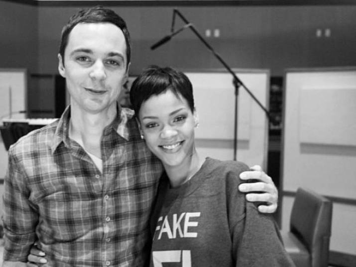 Jim Parsons e RihannaSheldon e Rihanna são amigos. Já imaginou? Eles se conheceram durante um trabalho e não se desgrudaram mais