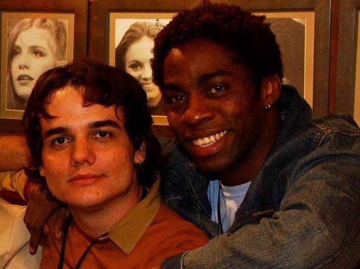 Wagner Moura e Lázaro Ramos Dois grandes atores, Lázaro e Wagner se conheceram lá em Salvador, quando estudavam. Eles trabalharam juntos em muitos filmes, séries e até comerciais. Em entrevista à Caras, Lázaro contou que admira o amigo: 'Ele é muito importante para mim e está sempre na minha vida' 