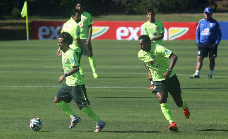 Felipão observa o trabalho dos jogadores com bola em treino na Granja Comary