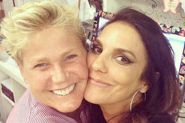 Xuxa e Ivete Sangalo A cantora também admirava a apresentadora pela TV! Ainda nos tempos de Banda Eva, Ivete foi ao programa da rainha dos baixinhos e se aproximou dela. Depois do nascimento de Sasha as duas ficaram mais juntinhas e nunca mais se separaram. Hoje em dia, se consideram irmãs Xuxa e Ivete Sangalo A cantora também admirava a apresentadora pela TV! Ainda nos tempos de Banda Eva, Ivete foi ao programa da rainha dos baixinhos e se aproximou dela. Depois do nascimento de Sasha as duas ficaram mais juntinhas e nunca mais se separaram. Hoje em dia, se consideram irmãs