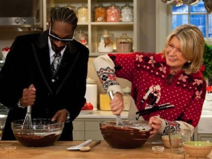 Martha Stewart e Snoop DoggO que a dona de casa número 1 dos EUA e um rapper vida louca têm em comum? Eles adoram cozinhar. Dogg já foi duas vezes ao programa de Martha. Eles podem não ser melhores amigos, mas não é fofo os dois juntos? 