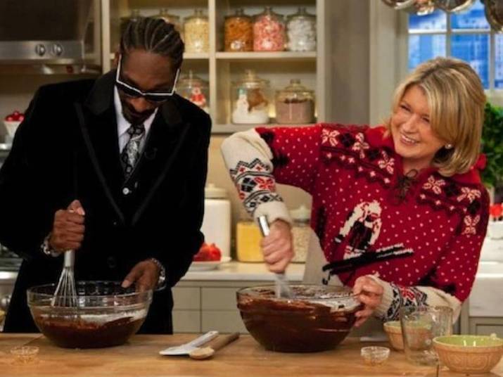 Martha Stewart e Snoop DoggO que a dona de casa número 1 dos EUA e um rapper vida louca têm em comum? Eles adoram cozinhar. Dogg já foi duas vezes ao programa de Martha. Eles podem não ser melhores amigos, mas não é fofo os dois juntos? Martha Stewart e Snoop DoggO que a dona de casa número 1 dos EUA e um rapper vida louca têm em comum? Eles adoram cozinhar. Dogg já foi duas vezes ao programa de Martha. Eles podem não ser melhores amigos, mas não é fofo os dois juntos?