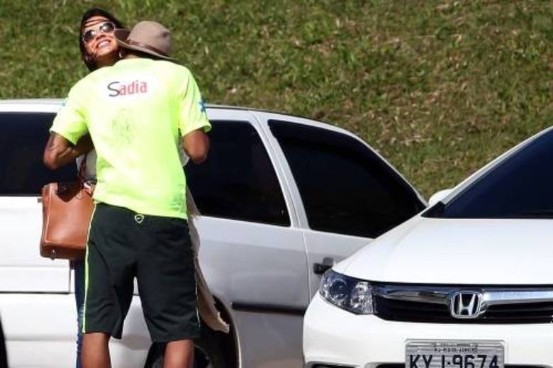 A primeira visita de Bruna Marquezine à Granja Comary causou um furor na mídia, já que os pombinhos ficaram aos beijos na frente dos fotógrafos. A atriz se defende e diz que não dá para namorar numa caverna.— Nossa intenção não era esconder o namoro. É impossível isso. Óbvio que em algum momento alguém ia ver. Não podemos deixar de viver. Por que no pouco tempo que a gente tinha de folga, a gente não pode sair para jantar porque vão nos descobrir? A gente não pode se trancar em casa e parar de viver porque vão comentar. Em nenhum momento passou pela minha cabeça que eu ia ficar trancada em casa 
