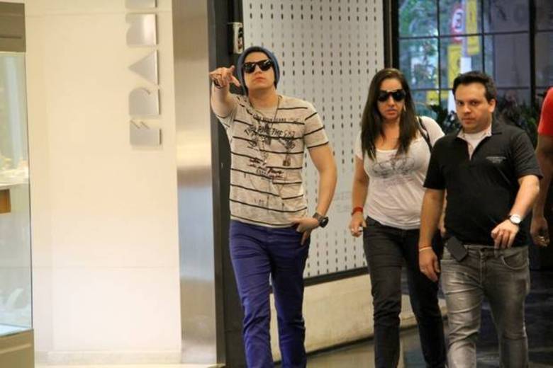 Luan Santanta ficou até irritado ao perceber que seu disfarce, à custa de touca e óculos escuros, não colou durante um passeio em um shopping carioca Luan Santanta ficou até irritado ao perceber que seu disfarce, à custa de touca e óculos escuros, não colou durante um passeio em um shopping carioca